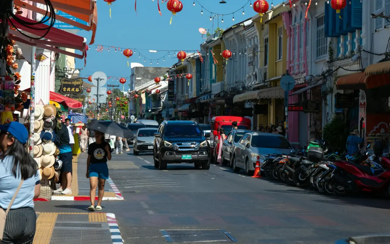 อาคารชิโนโปรตุกีสสีสันสดใสในย่านเมืองเก่าภูเก็ตที่เหมาะกับการเดินเที่ยว