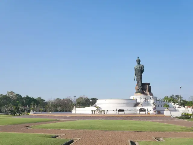 Phutthamonthon: the standing Buddha, open park and a manageable route, travel inspiration