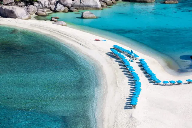 The narrow sandbar connecting Koh Nang Yuan’s islands