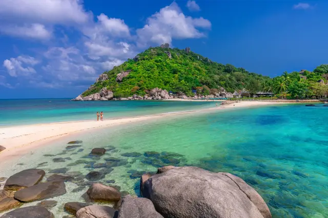 The Koh Nang Yuan sandbar and clear turquoise water