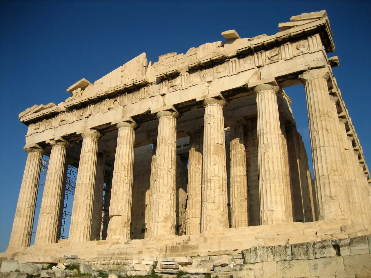 Westsäulen des Parthenon und geschnitzter Fries unter einem tiefblauen Himmel in Athen
