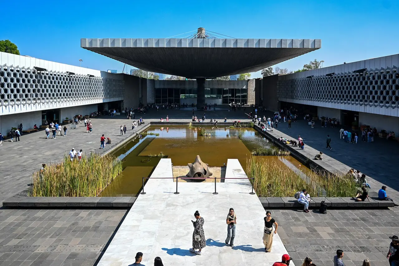 El techo en forma de paraguas y la piscina reflectante en el patio del Museo Nacional de Antropología de la Ciudad de México