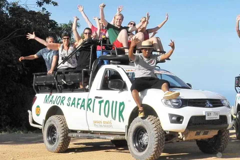 Major Safari 4x4 vehicle and guests on the jungle route