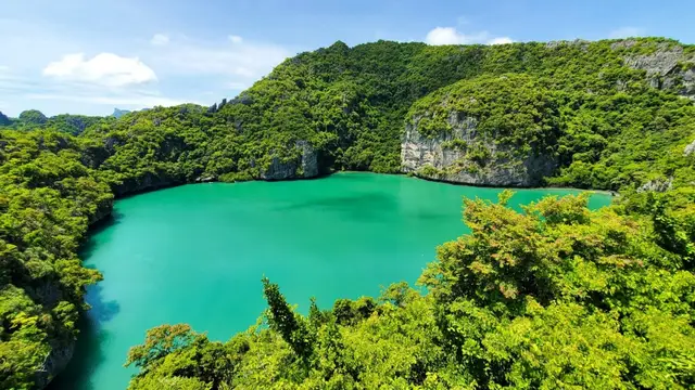 The green waters of Ang Thong’s Emerald Lake
