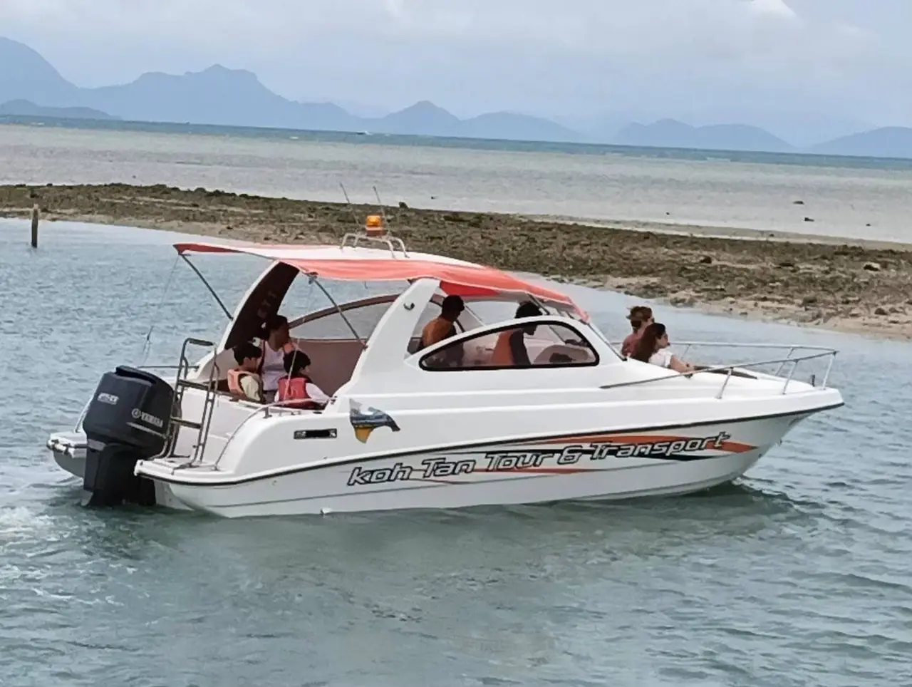 The private single-engine speedboat with its Yamaha outboard