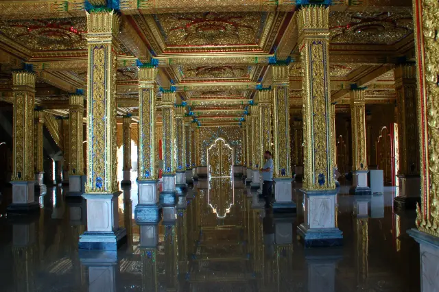 Wat Tha Sung: the glass hall and a focused visit from Uthai Thani, travel inspiration
