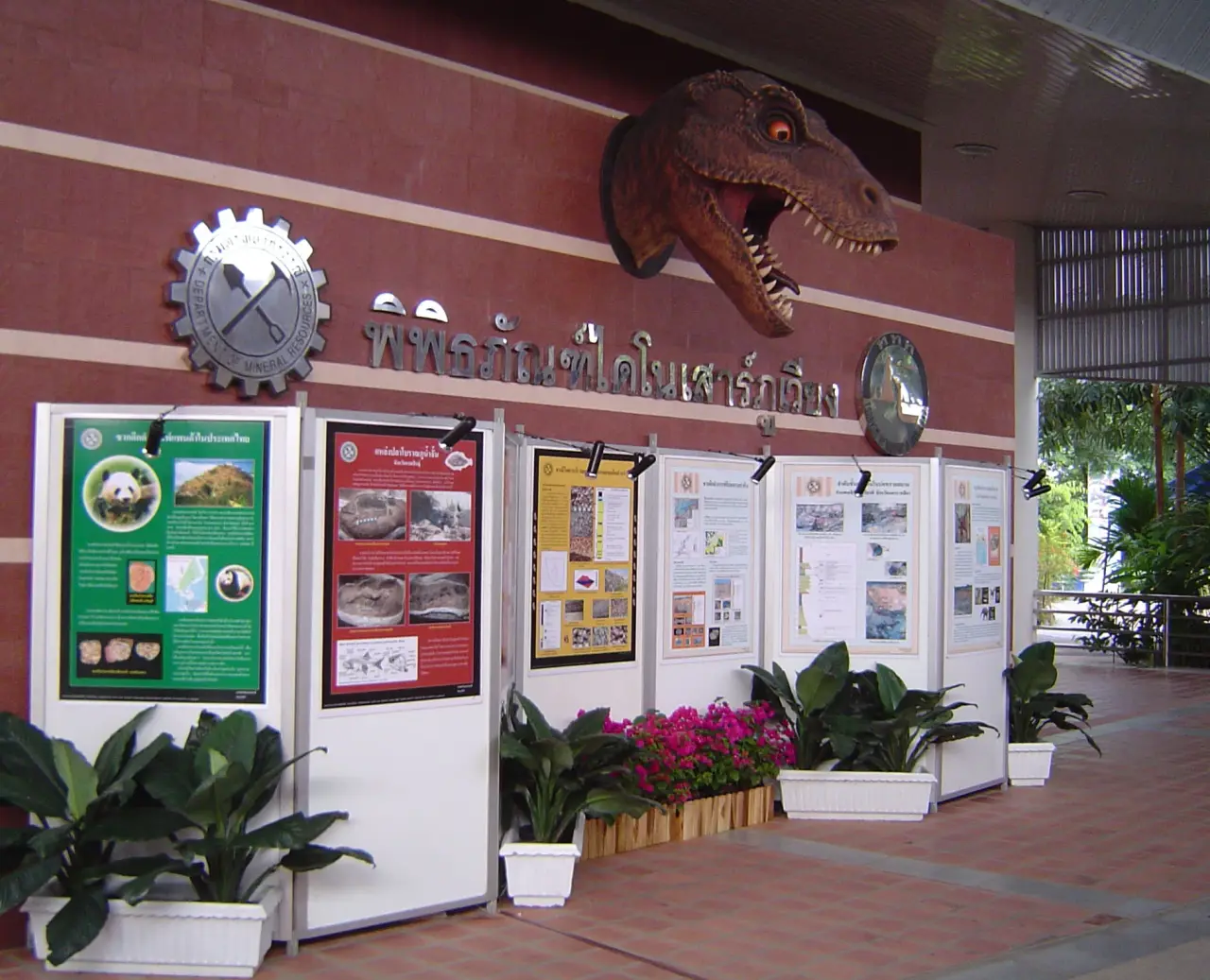 Una exposición de dinosaurios en el Museo de Dinosaurios de Phu Wiang, en Khon Kaen, Tailandia.