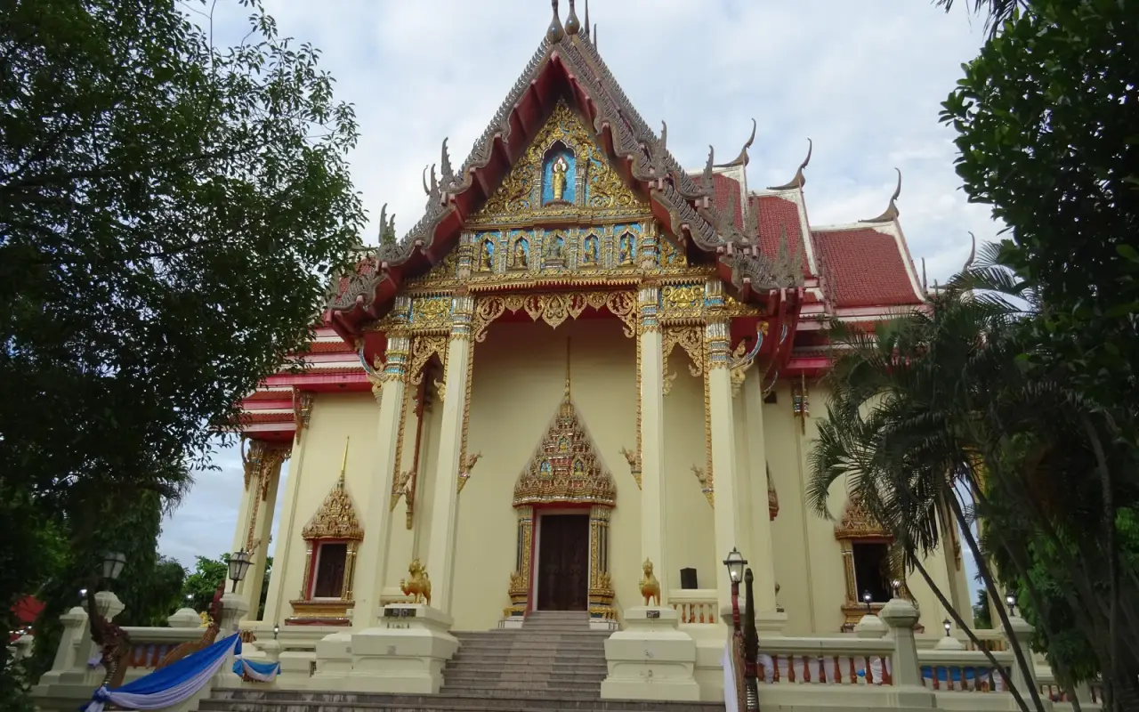 Der verzierte Eingang und Innenhof des Wat Pho Chai in Nong Khai