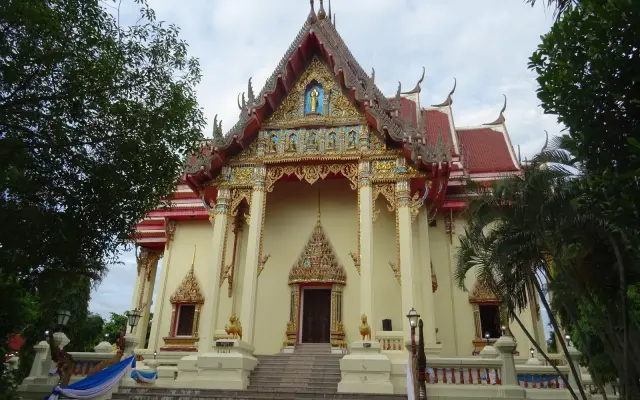 Nong Khai beyond the border transfer: Mekong walks และ temples, travel inspiration