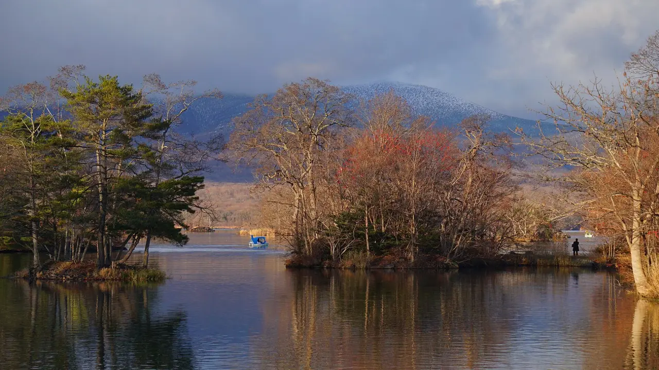 Spätherbstinseln und Reflexionen am Onuma See im Onuma Quasi-Nationalpark von Hokkaido.
