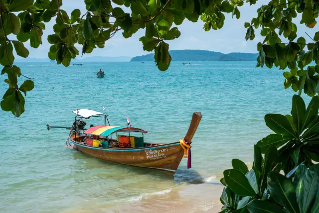 Captain and shore-team handovers for small-boat tour departures