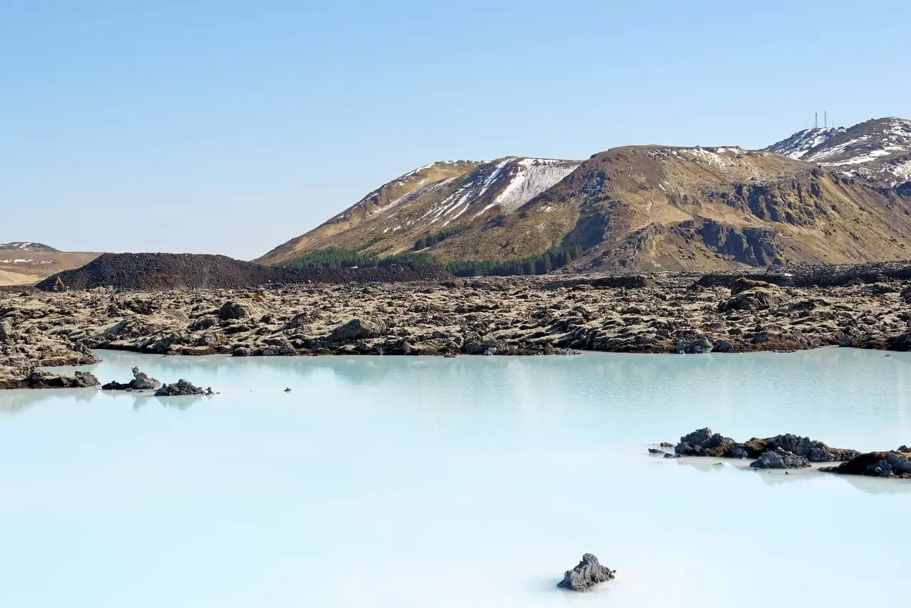 Agua azul lechoso y lava junto a la zona de la Laguna Azul en Islandia