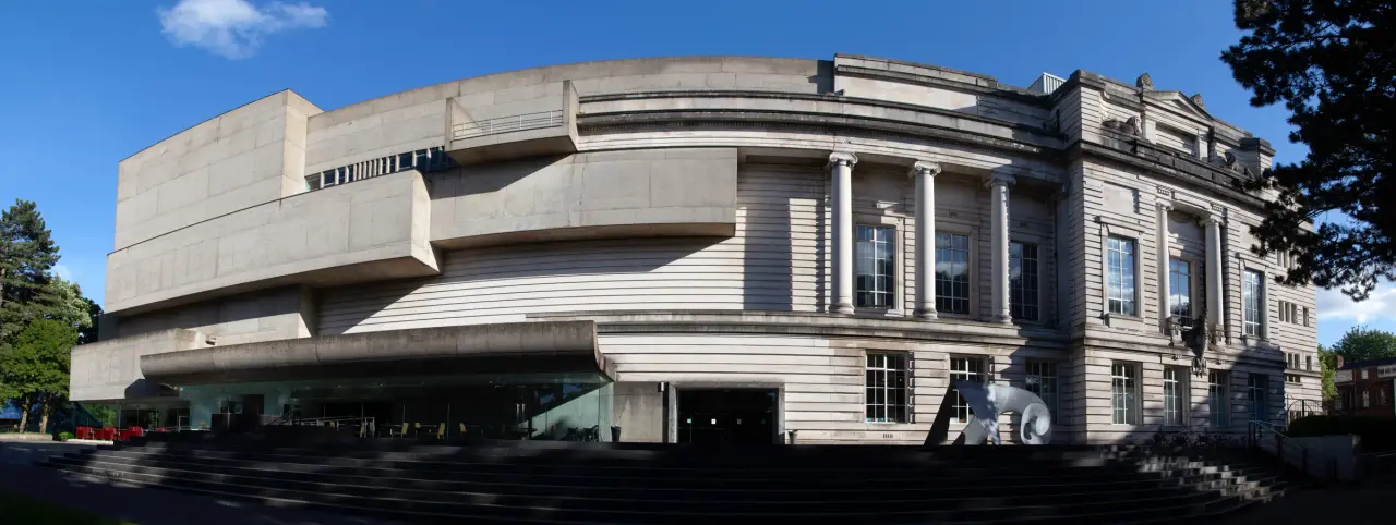Secciones modernas de hormigón y clásicas de piedra del Ulster Museum, al sol sobre su escalinata de entrada en Belfast.