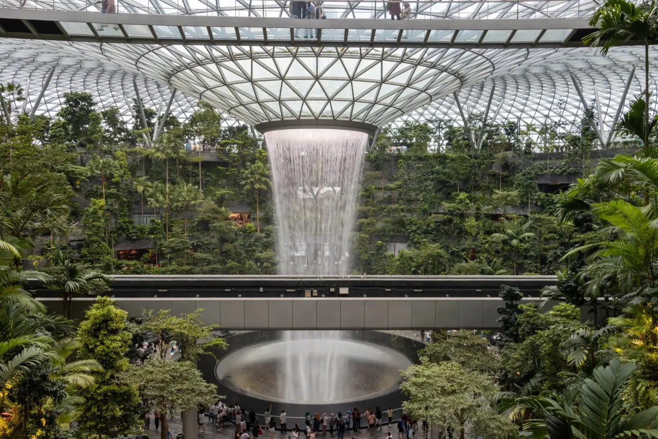 Der Rain Vortex Wasserfall und Indoor-Garten am Jewel Changi Flughafen in Singapur