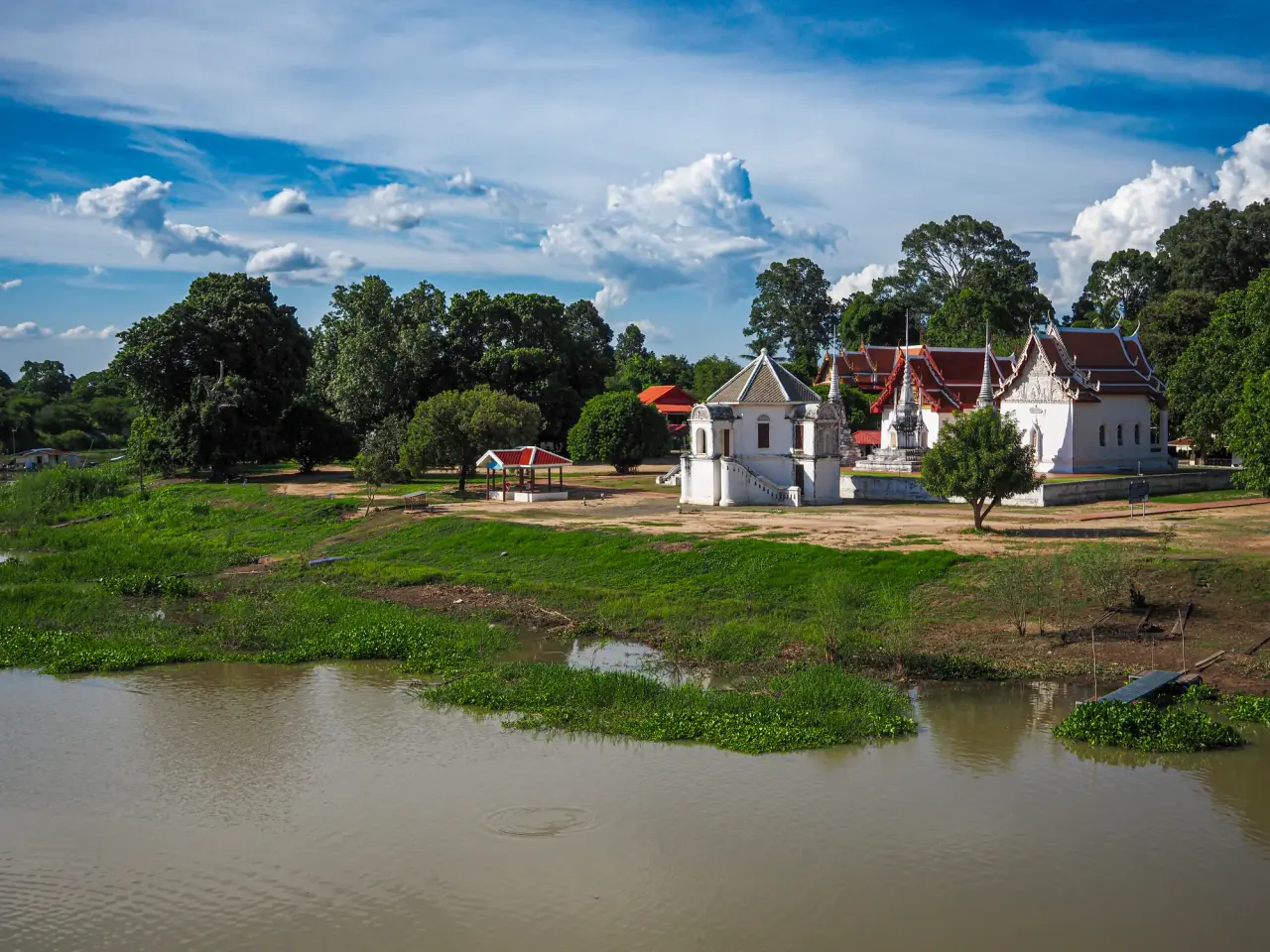 Wat Uposatharam junto al río Sakae Krang en Uthai Thani bajo un cielo azul