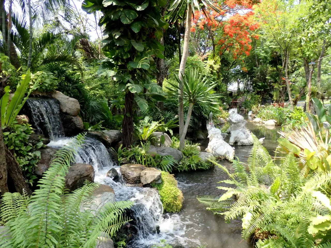 Cascadas, vegetación tropical y esculturas de elefantes blancos en los jardines del Erawan Museum