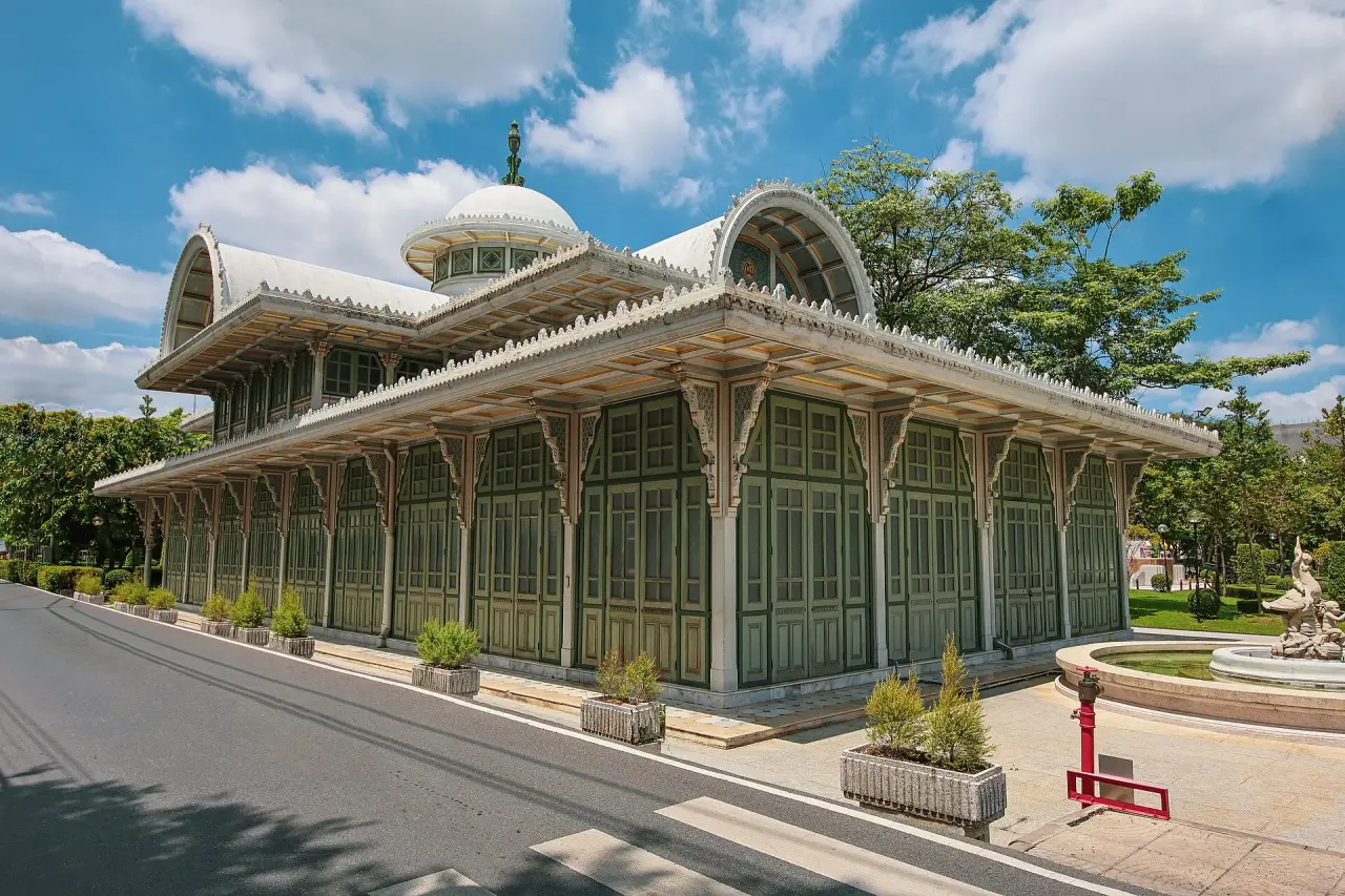 Thevarat Sapharom Hall en el Palacio Phayathai con puertas de color verde pálido y un techo abovedado a la luz del día soleada