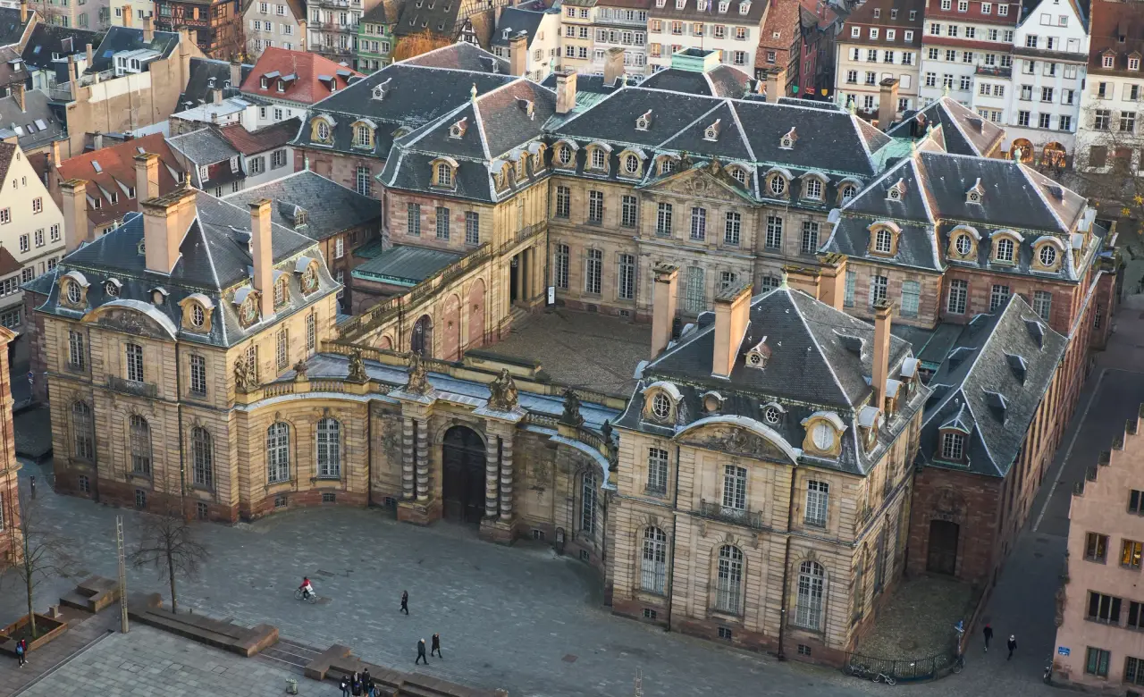 ลานและซุ้มหินของ Palais Rohan เห็นจากด้านบนใน Strasbourg