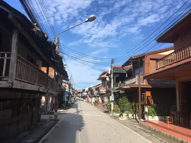Chiang Khan old town: a Mekong walk with respectful temple visits, travel inspiration