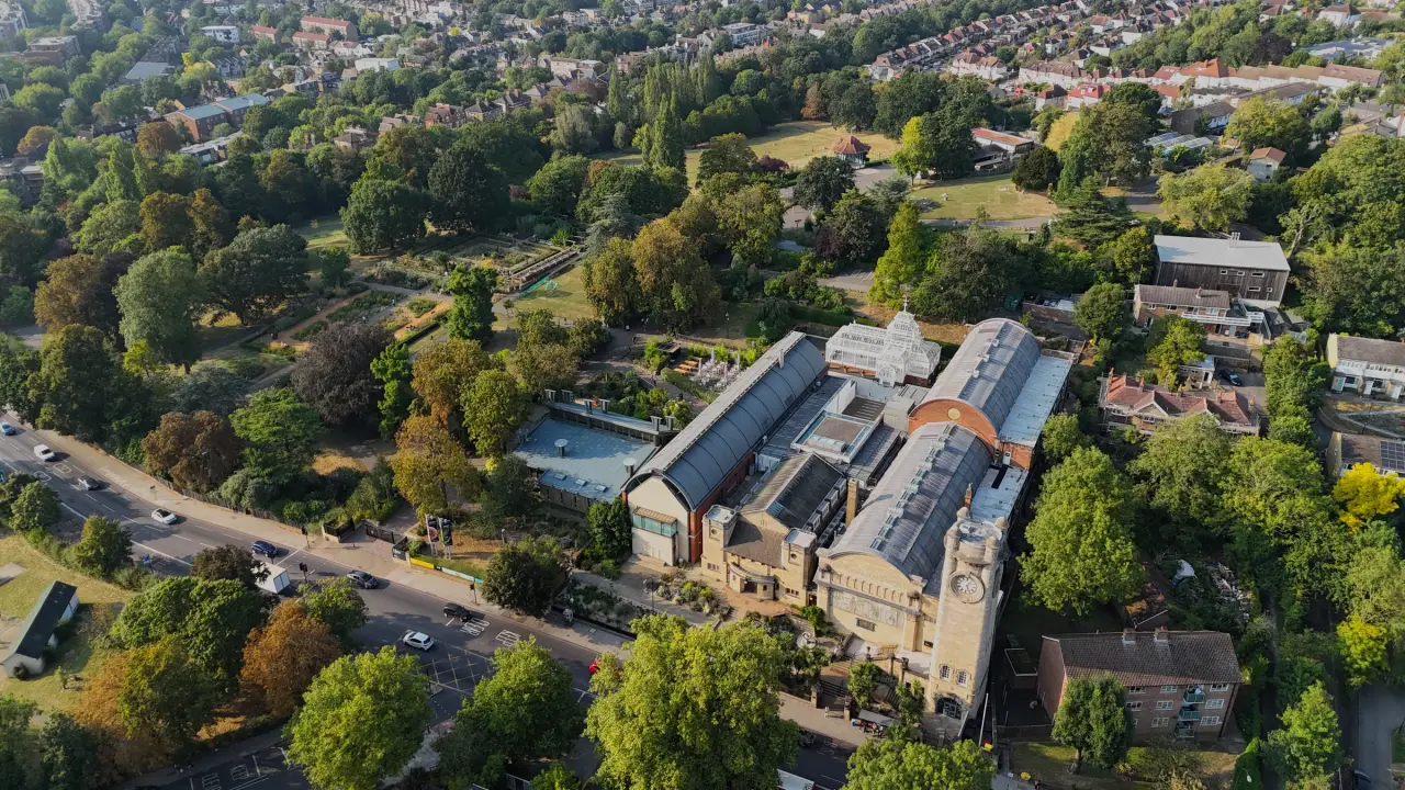 Das Horniman Museum und seine Gärten aus der Vogelperspektive im Süden Londons.