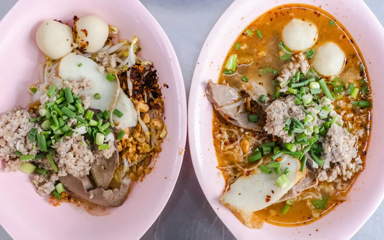 A bowl of Thai noodles illustrating the food found on a Bangkok neighbourhood food walk