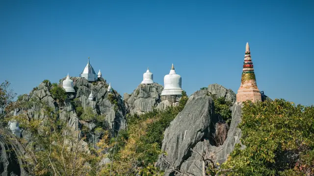 Wat Chaloem Phra Kiat in Lampang: hilltop stupas and the climb, travel inspiration