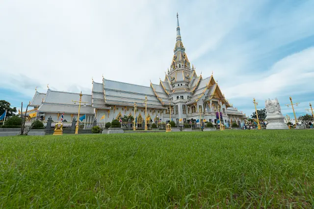 Chachoengsao in a day: Wat Sothon and Ban Mai’s riverside market, travel inspiration