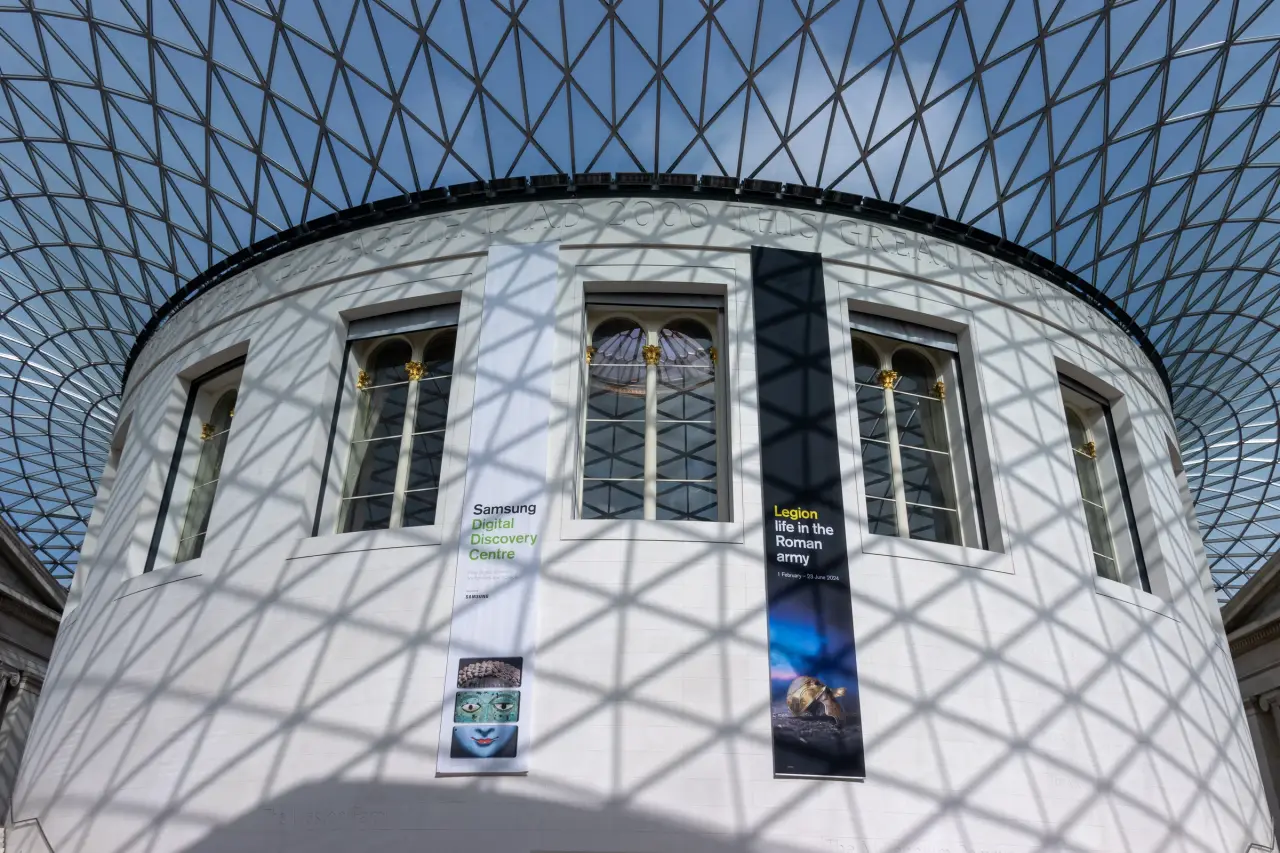 La luz del sol dibuja una retícula de sombras sobre las ventanas de la sala de lectura del British Museum, bajo el techo de cristal azul del Great Court.