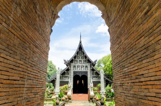 Wat Lok Moli: brickwork and a quieter temple visit by the moat, travel inspiration