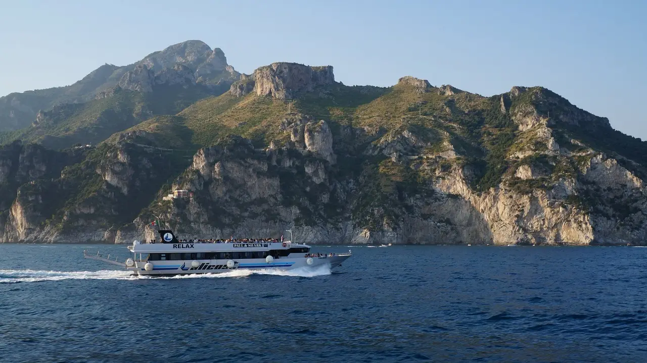 Eine Passagierfähre, die entlang der Amalfiküste in Italien unterwegs ist