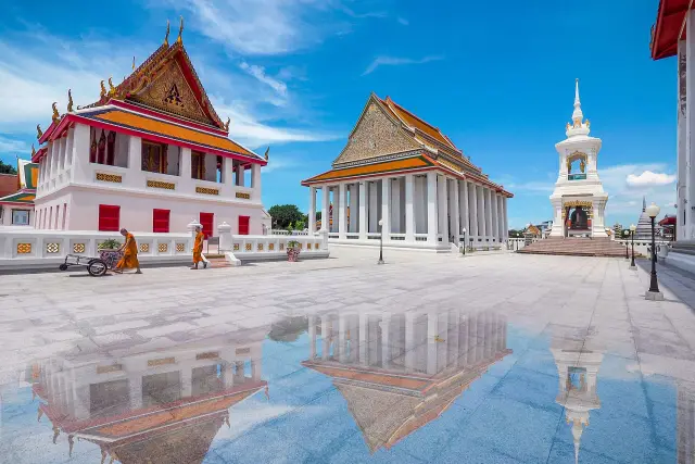 Wat Kalayanamit: a Thonburi riverside temple beyond the boat stop, travel inspiration